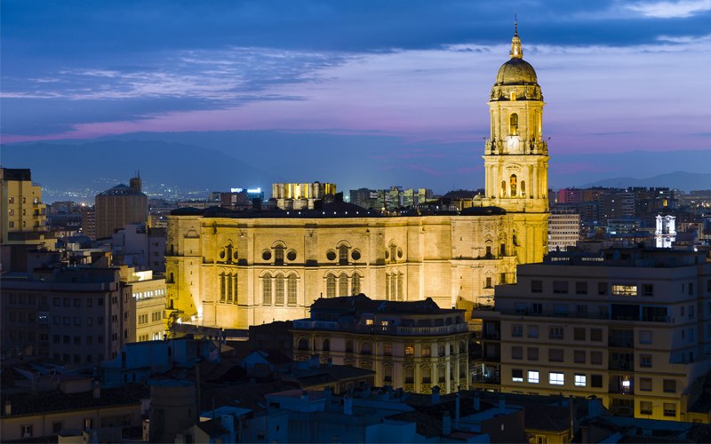 Catedral y centro de Málaga al anochecer