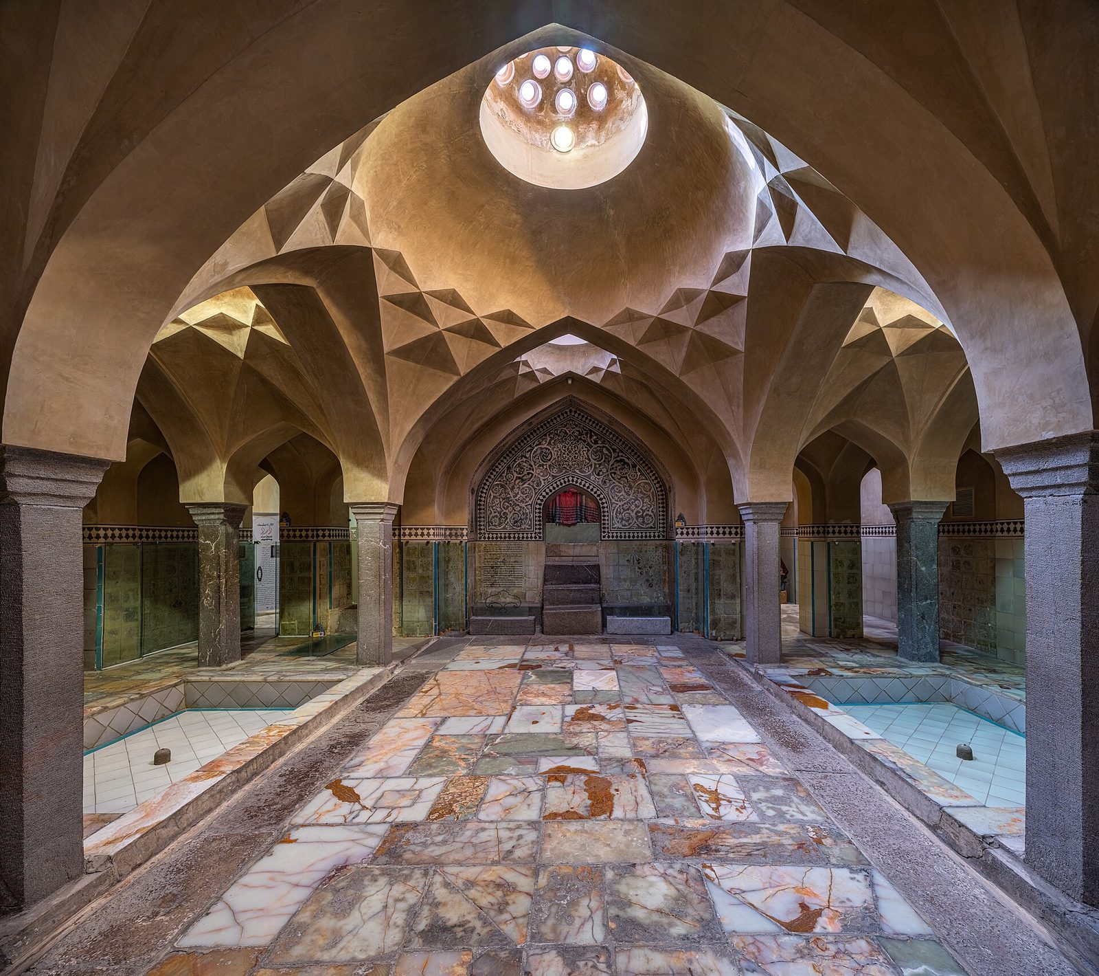 Sala abovedada del hammam histórico Ali Gholi Agha, en Isfahán