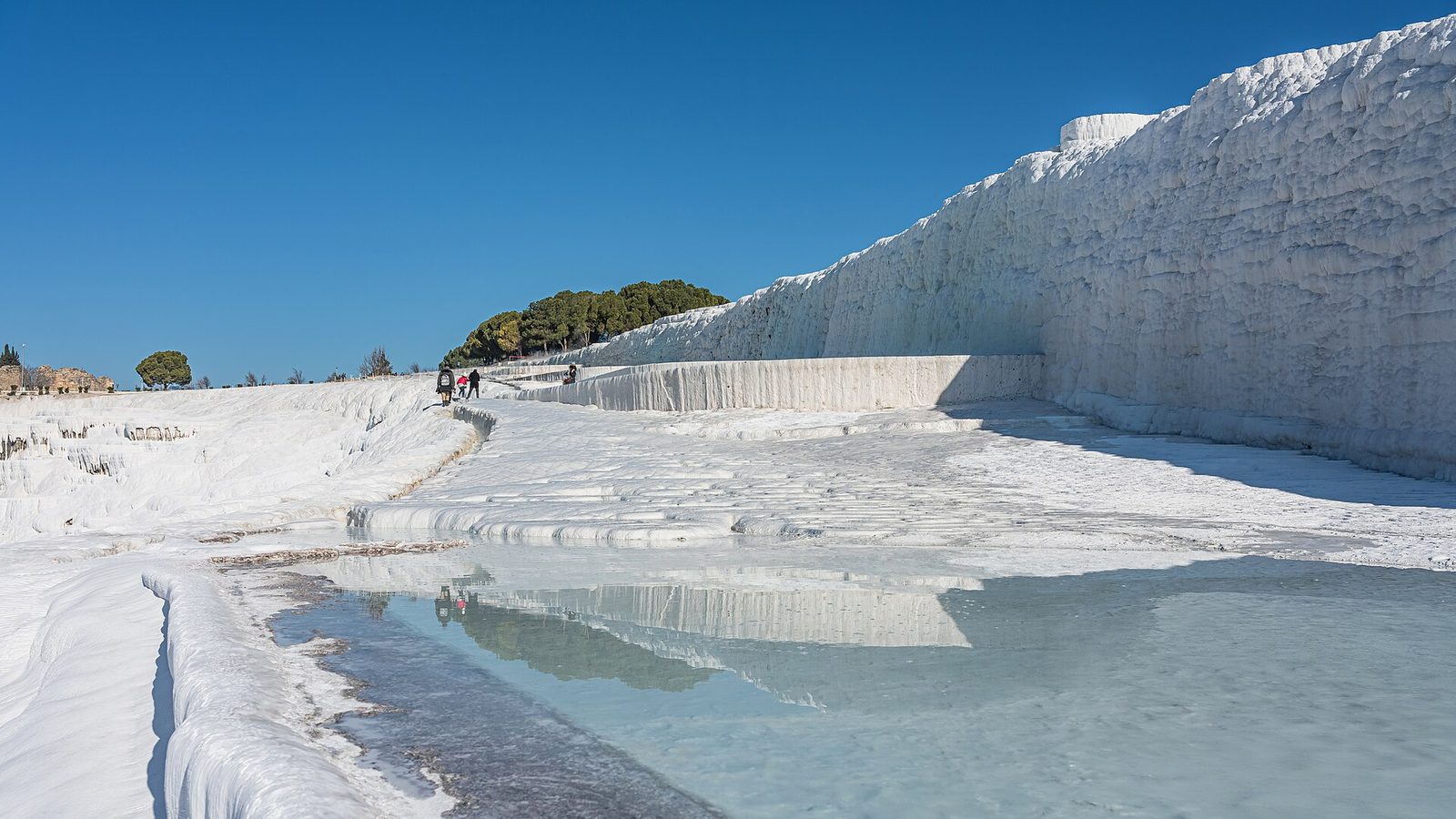 Terrazas de caliza de Pamukkale con aguas termales al amanecer