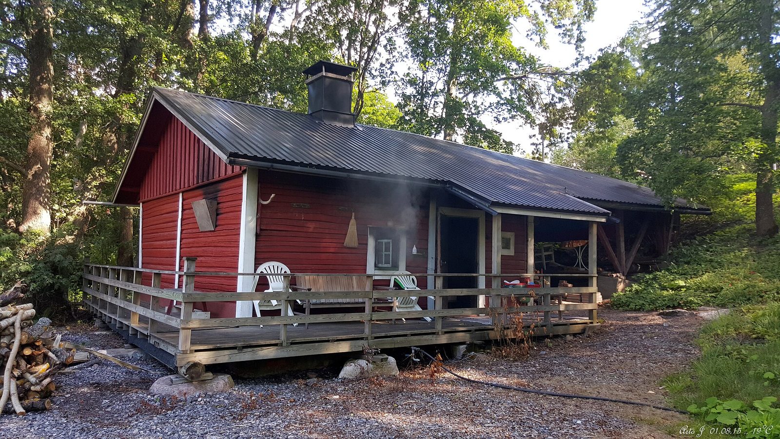 Sauna de humo de madera roja junto a un lago en Suviranta, Finlandia