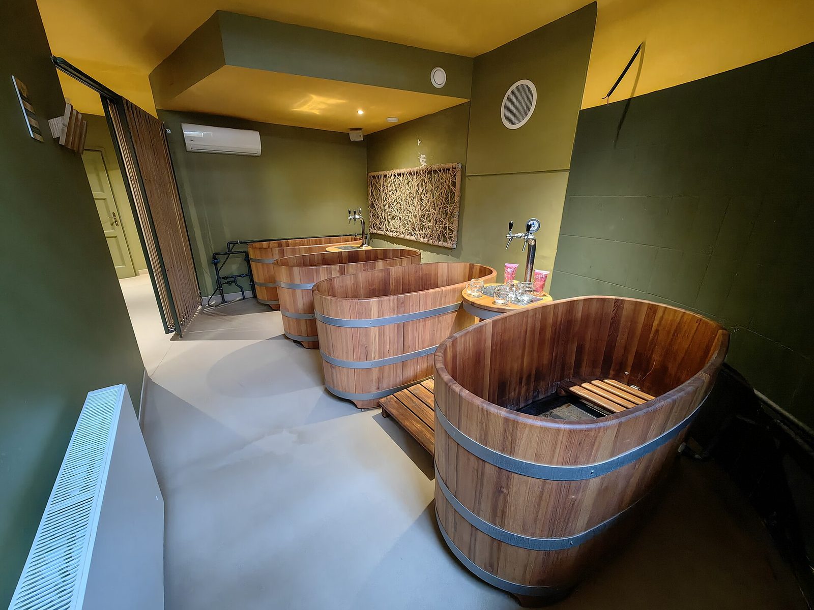 Piscinas termales de madera en los baños Lukács de Budapest